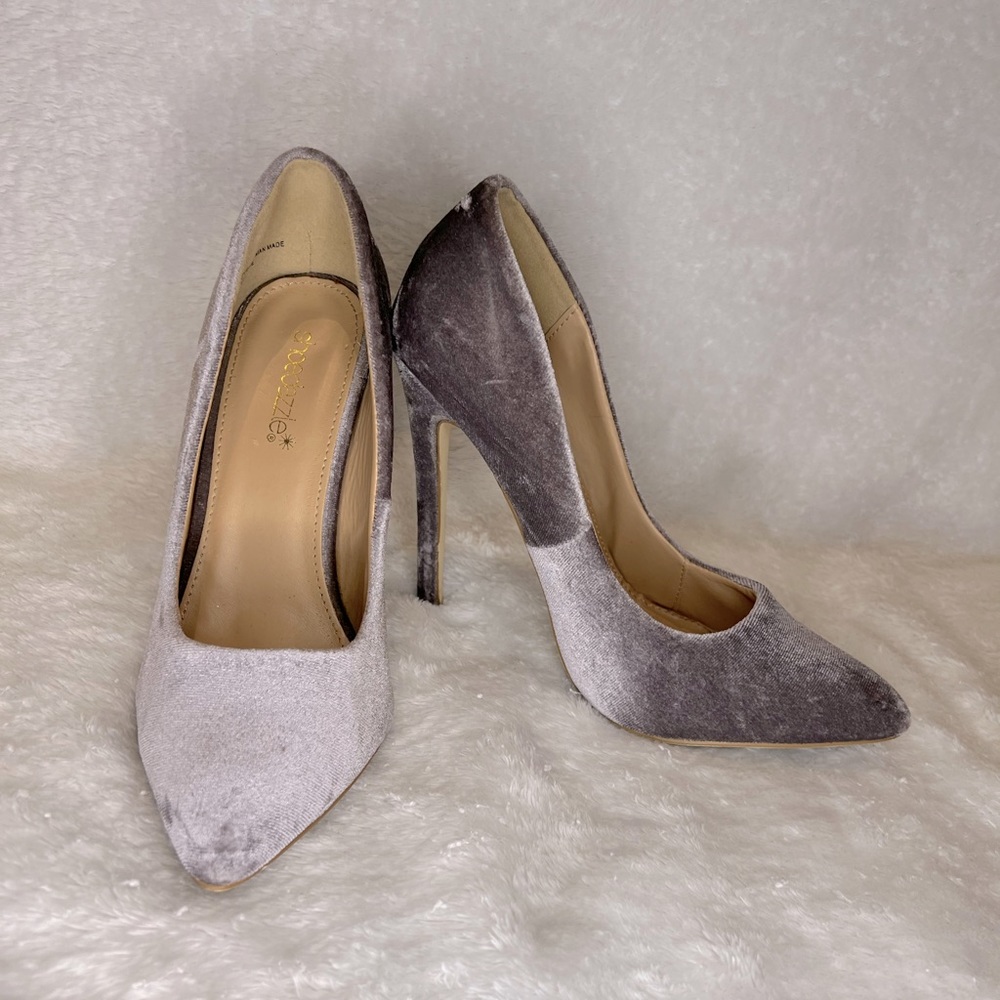 Shoe Dazzle Grey Pumps
